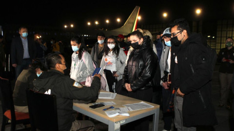 Llega a México el avión con mexicanos evacuados de Ucrania