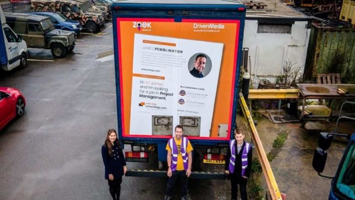 Hombre pega CV en camión y consigue trabajo 