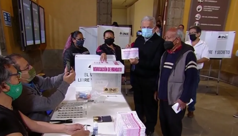 Emite AMLO su voto en la Revocación de Mandato 