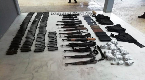 Aseguran vehículos y armas largas