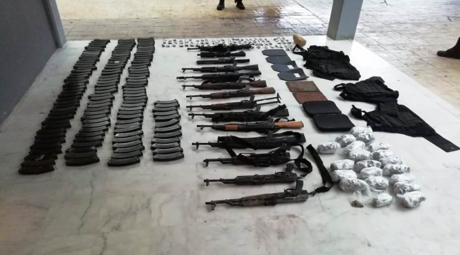 Aseguran vehículos y armas largas