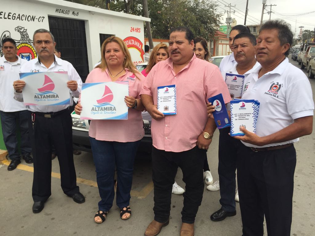 Distribuyen gratuitamente ejemplares del reglamento de tránsito y vialidad