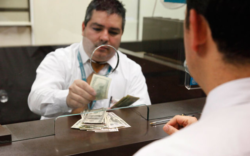 El precio promedio del dólar es de 17.82 en el AICM