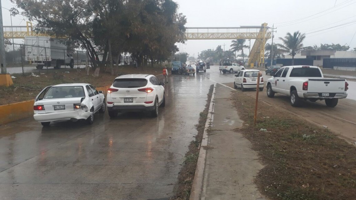 Llovizna genera choques múltiples en la zona sur