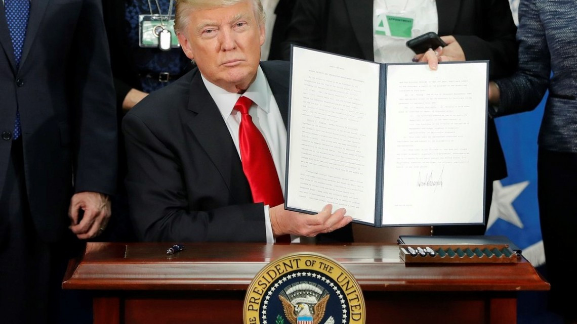 Trump firma orden para construir el muro