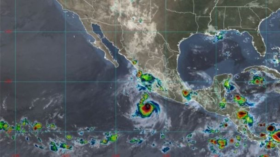 EL huracán "Bonnie" se debilita y se aleja de México
