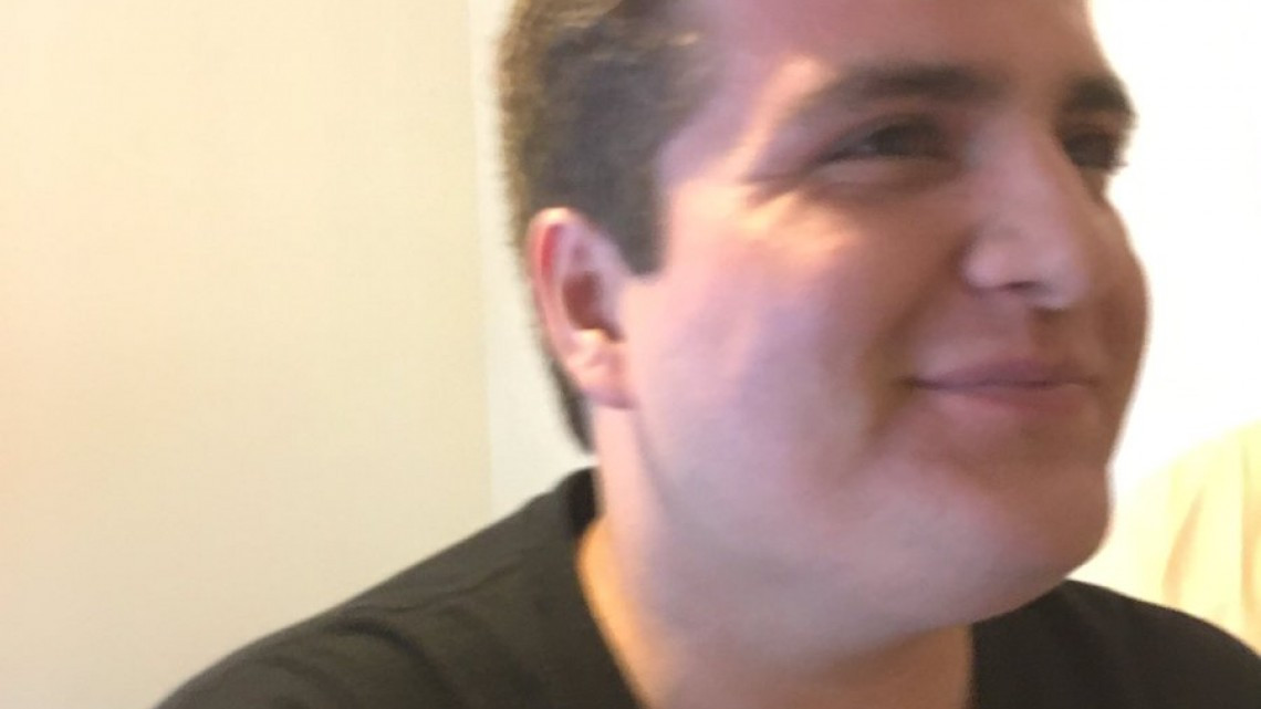 Padres recrean tienda de Blockbuster para su hijo con autismo