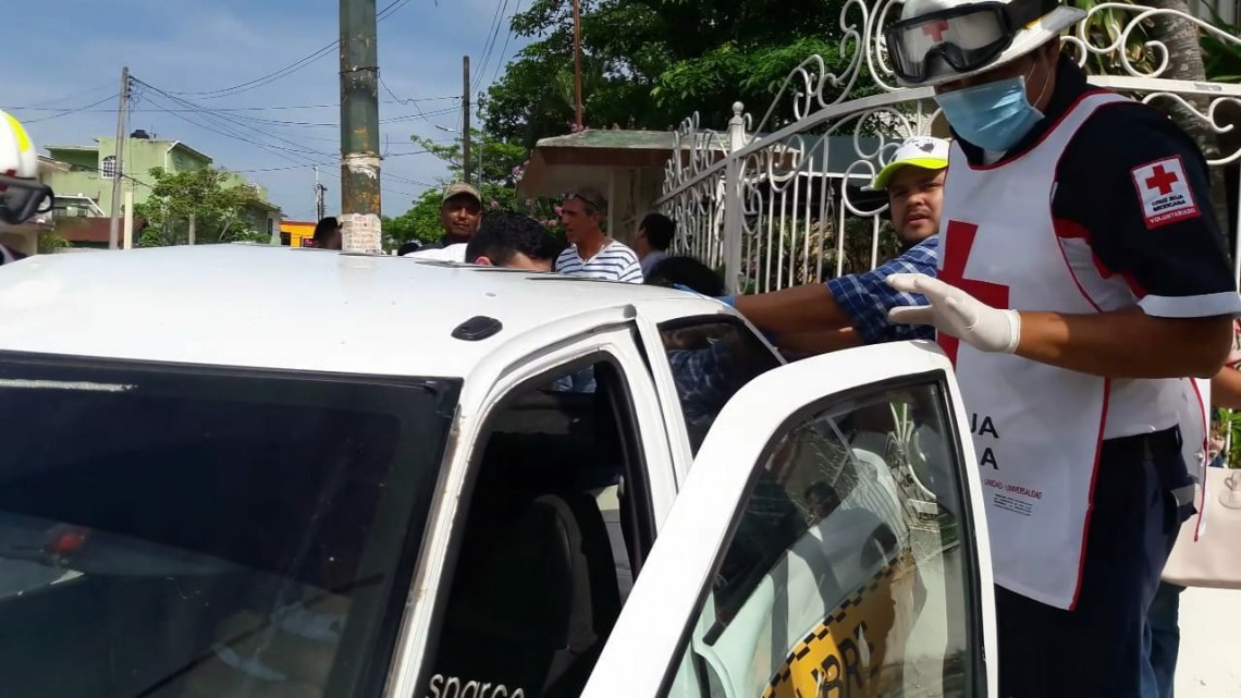 Taxista se pasa alto choca y mata a pasajera