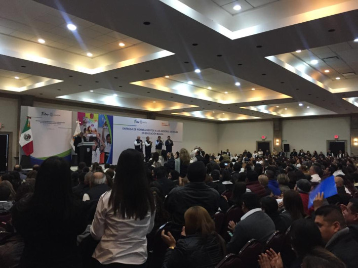 Entregan nombramientos a docentes de inglés