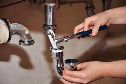 Grasas y desechos sólidos tapan drenajes de viviendas