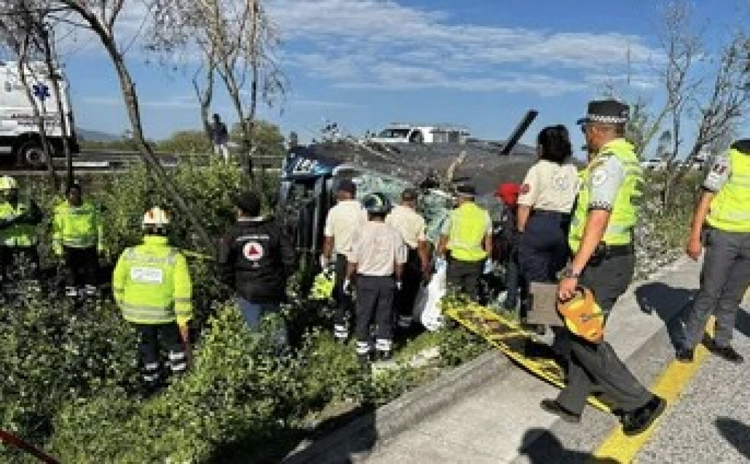 Vuelca autobús en la autopista Mexico-Querétaro; reportan 7 muertos