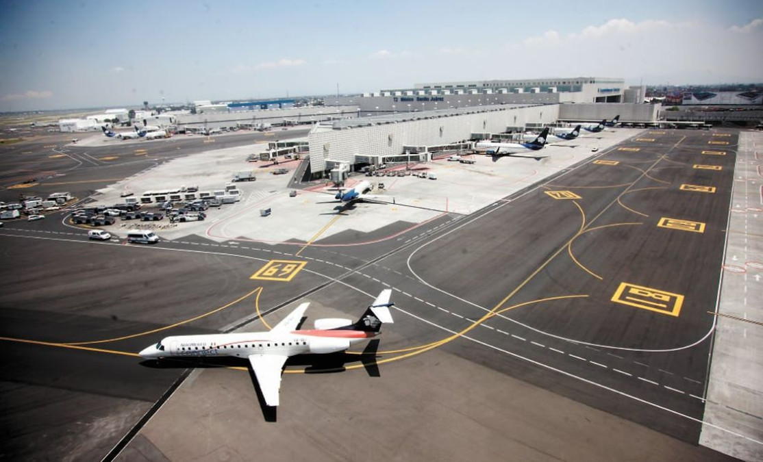 Reportan robo de avión en el AICM