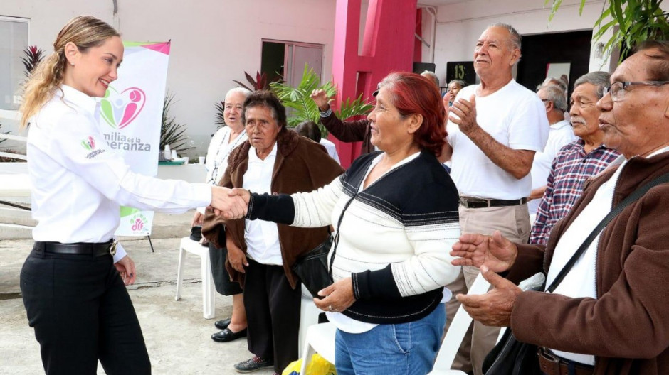 Beneficia DIF Madero con uniformes a 34 abuelitos ecológicos