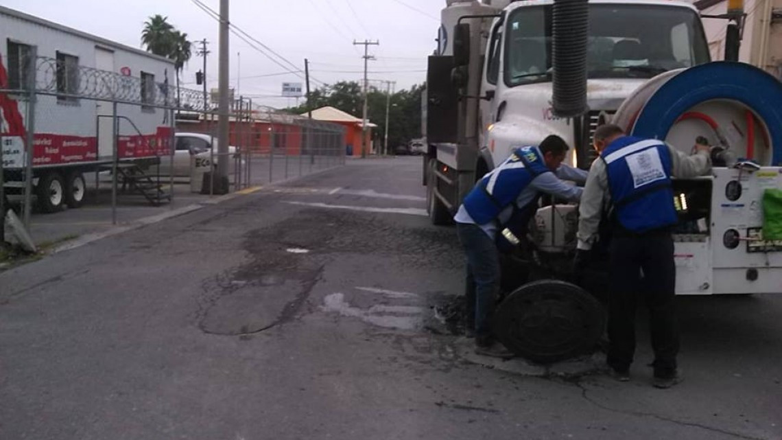 Comapa trabaja con equipo vactor