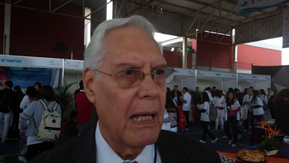 Falla en avión impide llegada del Rector de la UAT a Tampico