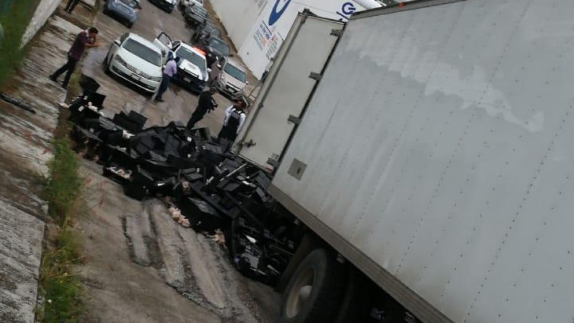 Esparcidos en la calle 15 toneladas de pollo