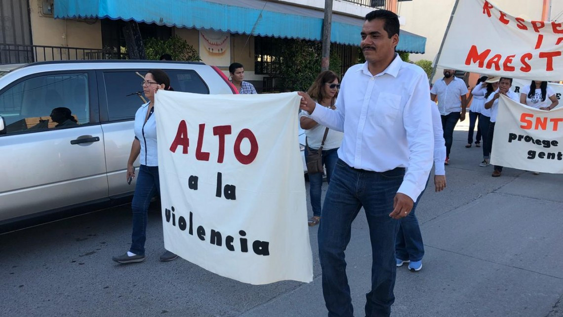 Marchan maestros para exigir seguridad 