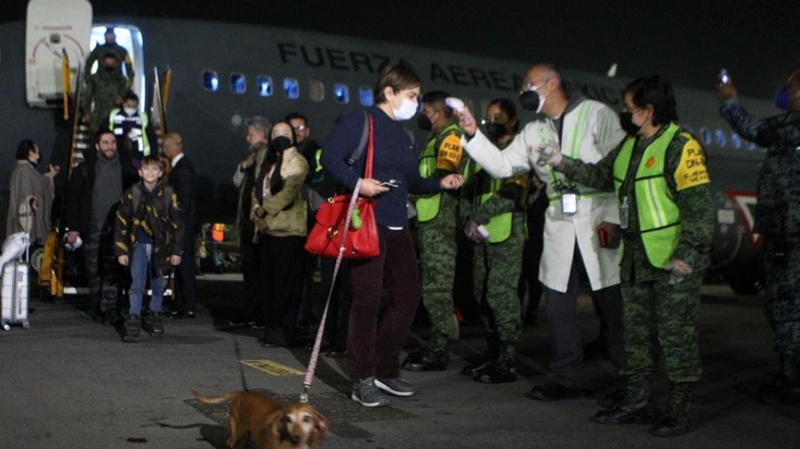 Llega a México el avión con mexicanos evacuados de Ucrania
