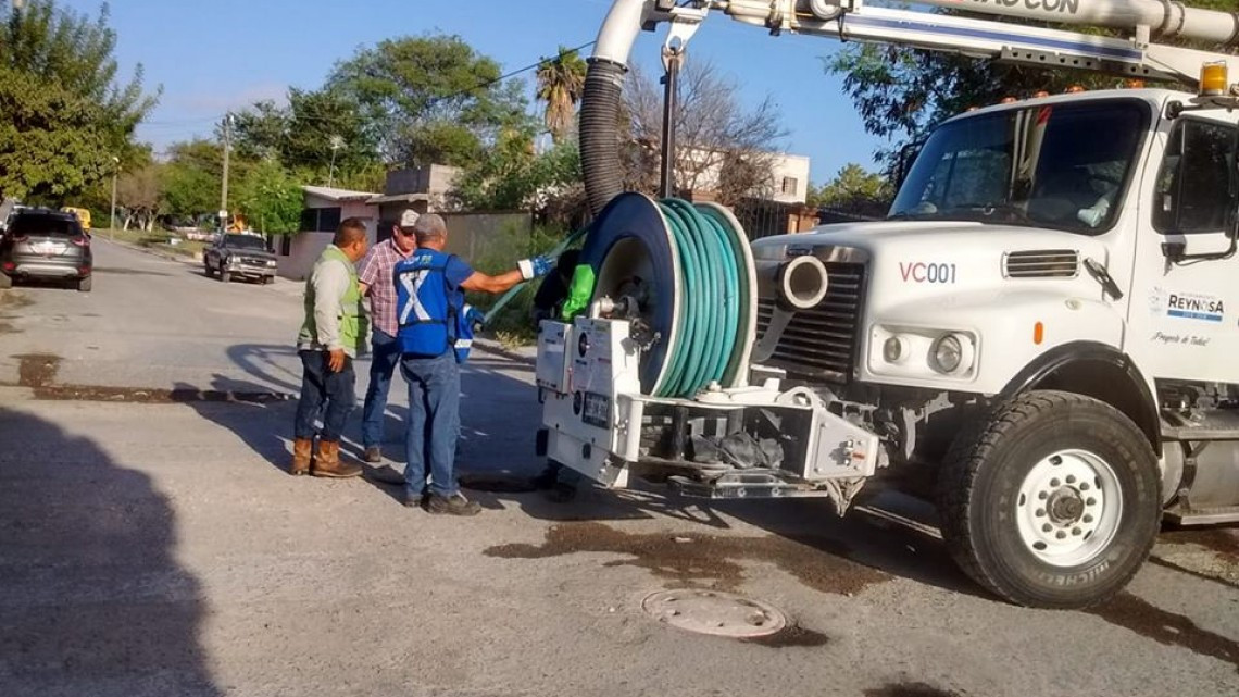 Comapa trabaja con equipo vactor