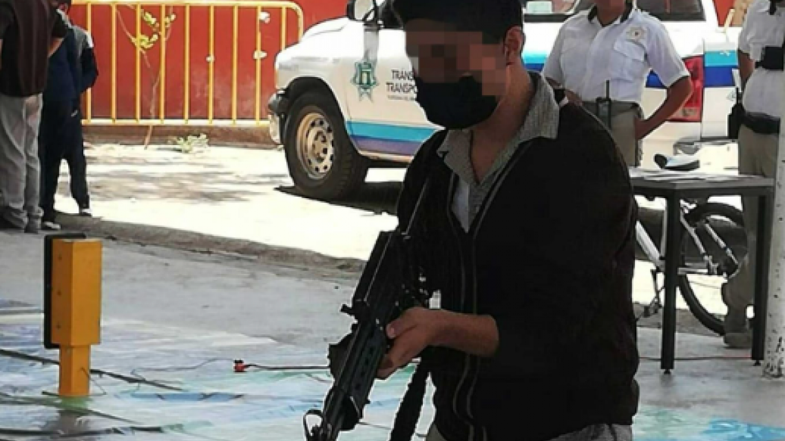 Alumnos de secundaria en Guanajuato reciben "orientación sobre el sistema de emergencia 911" con armas de fuego reales 