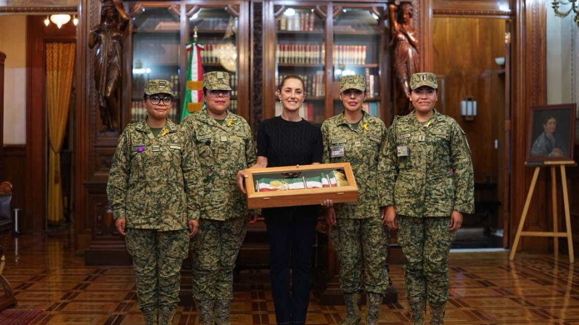  Sheinbaum presenta la banda presidencial que portará en su primer Grito de Independencia