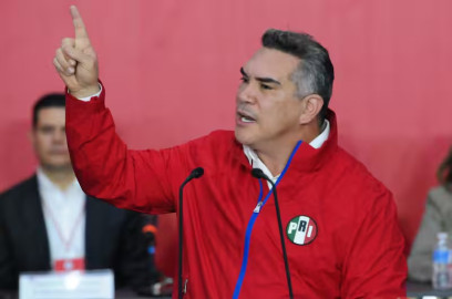 Alejandro Moreno denuncia “persecución política brutal” y reitera acusaciones contra Morena