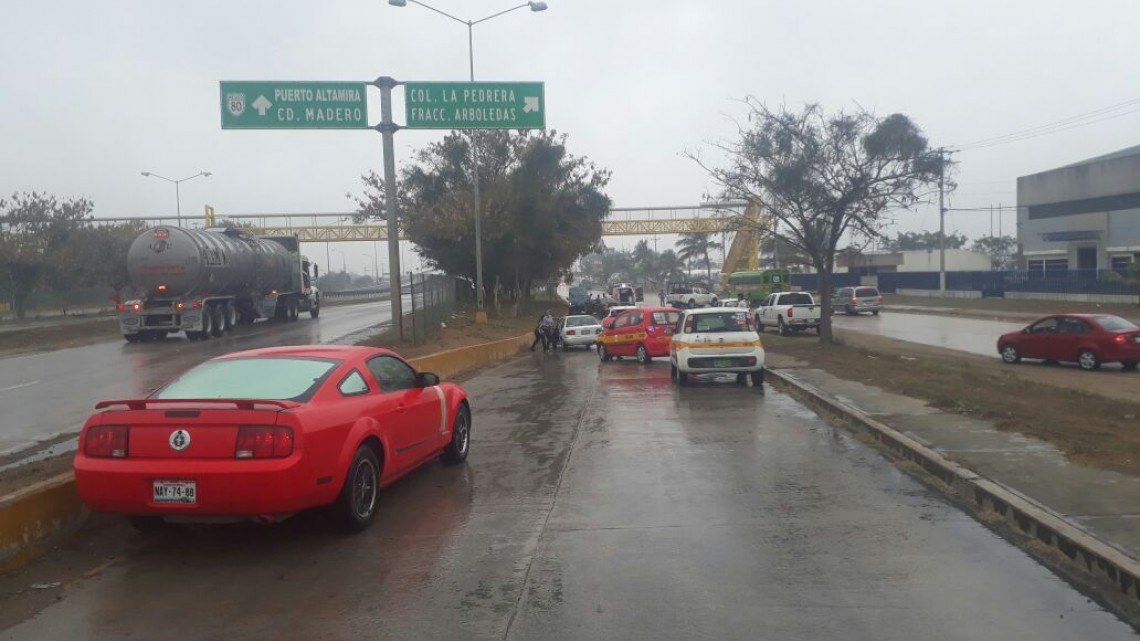 Llovizna genera choques múltiples en la zona sur