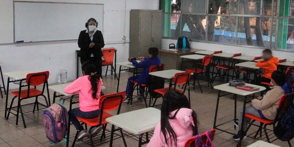 Bloque conservador, detrás de amparo contra nuevo plan educativo: AMLO