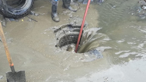 Comapa trabaja con equipo vactor