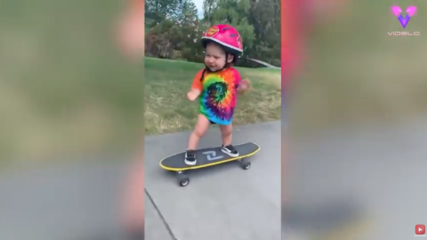 Niña de apenas un año sorprende subida a un monopatín