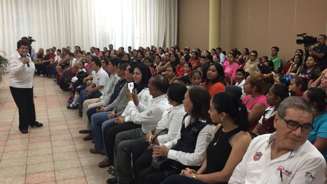 Entregan becas a alumnos destacados de Tampico
