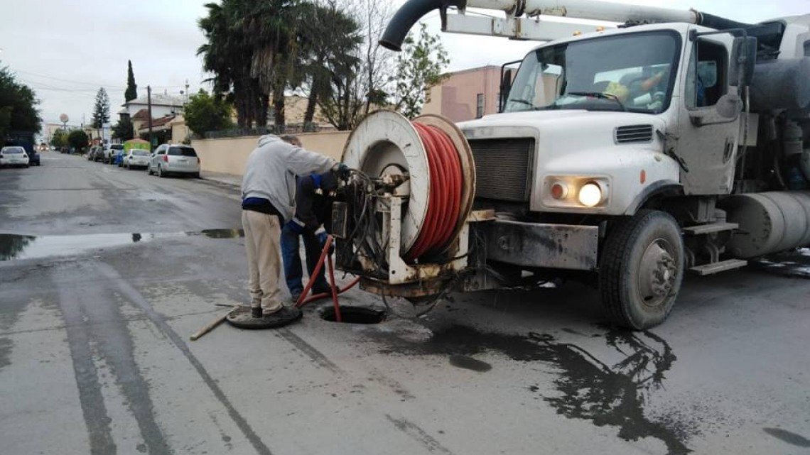 Comapa trabaja con equipo vactor