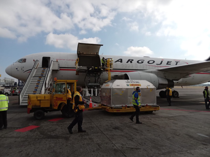 Arriba a México embarque con más de 225 mil dosis de vacunas contra el COVId-19 de Pfizer 