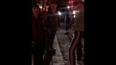 Mon Laferte arma dueto con “El Canelo” Álvarez en la calle