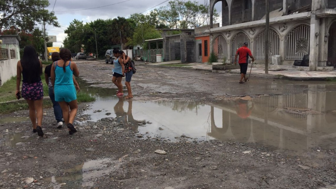 Vecinos de la Popular habitan entre aguas negras 