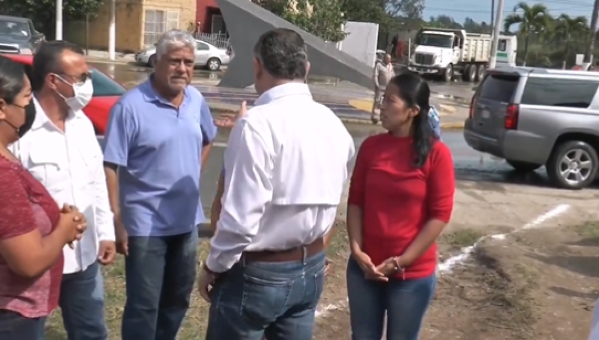 ¡Pierde los estribos! Alcalde de Cd. Madero se encara con ciudadanos por la pavimentación de una calle 