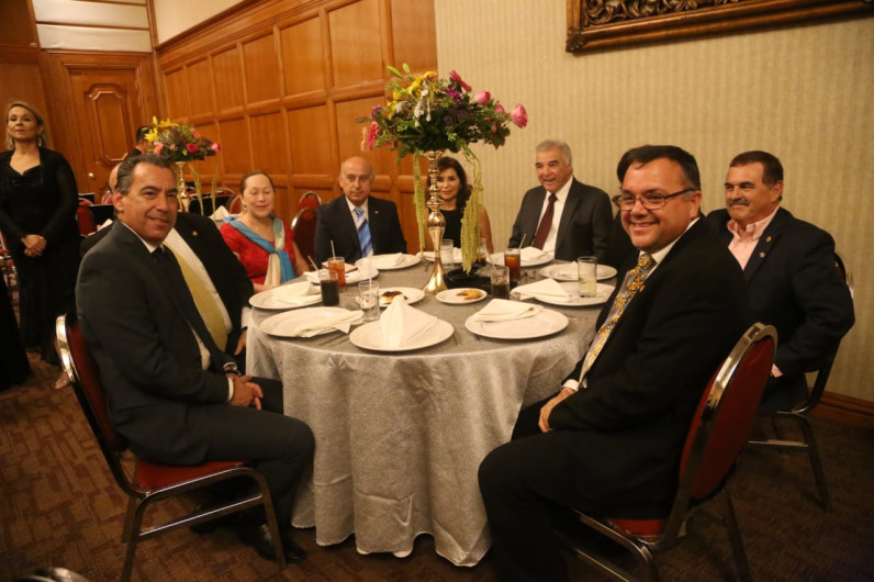 Alfonso Peña toma protesta a directiva de Club Rotario