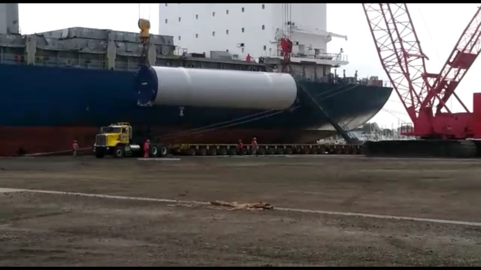 Arriba a Tampico barco Star Luster con 100 torres eólicas