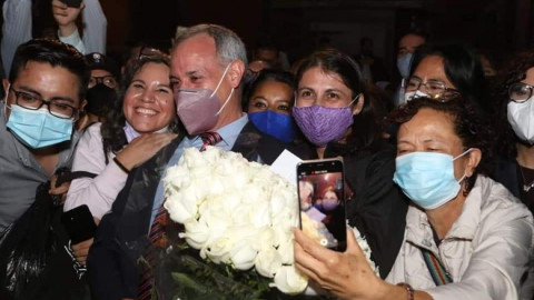 Con Mariachi, despiden a López-Gatell y su "novela de las 7"