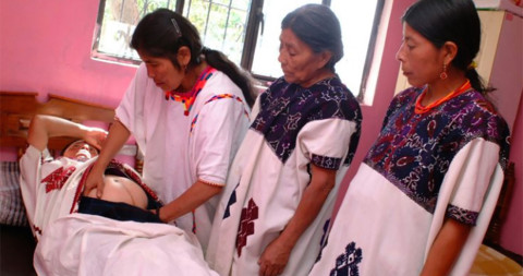 Gobierno busca seguridad jurídica para "parteras"