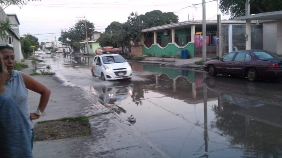 Bloquean calles para exigir reparación de fuga de aguas negras