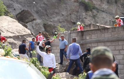Derrumbe en paredon de panteón en Cuernavaca, deja al menos 7 personas atrapadas