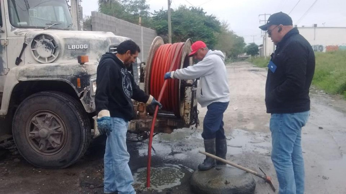 Comapa trabaja con equipo vactor