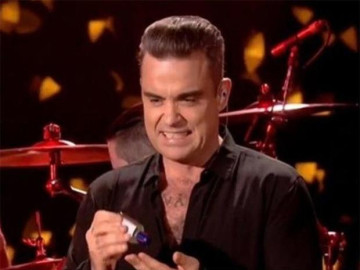 Tras tocar a fans, Robbie Williams se desinfecta