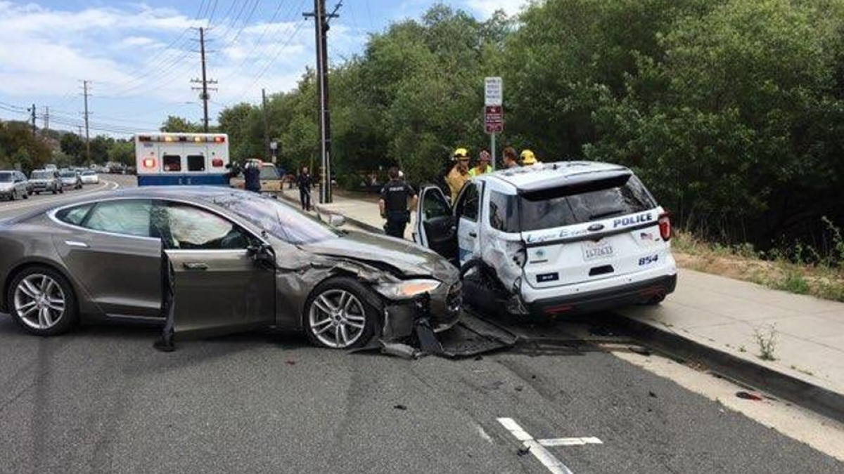 Vehículo tesla en modo ‘piloto automático’ se accidenta