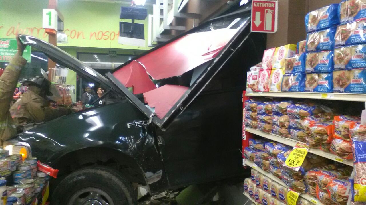 Camioneta se mete a tienda de autoservicio