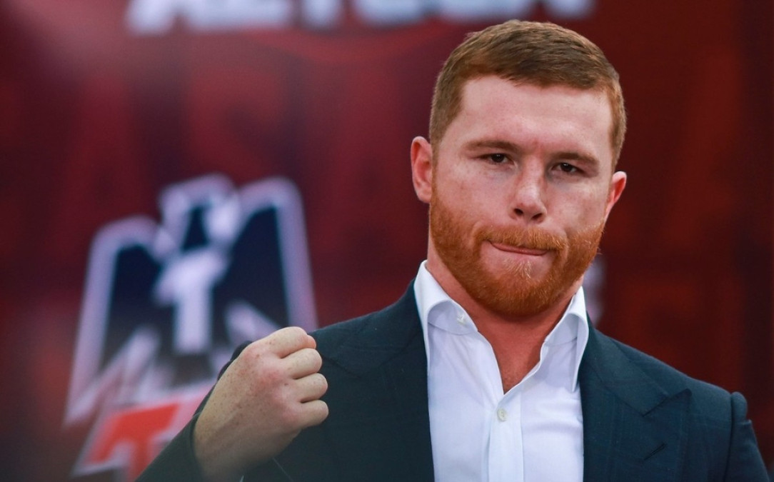 ‘Canelo’ apoya con donativo a niños con cáncer