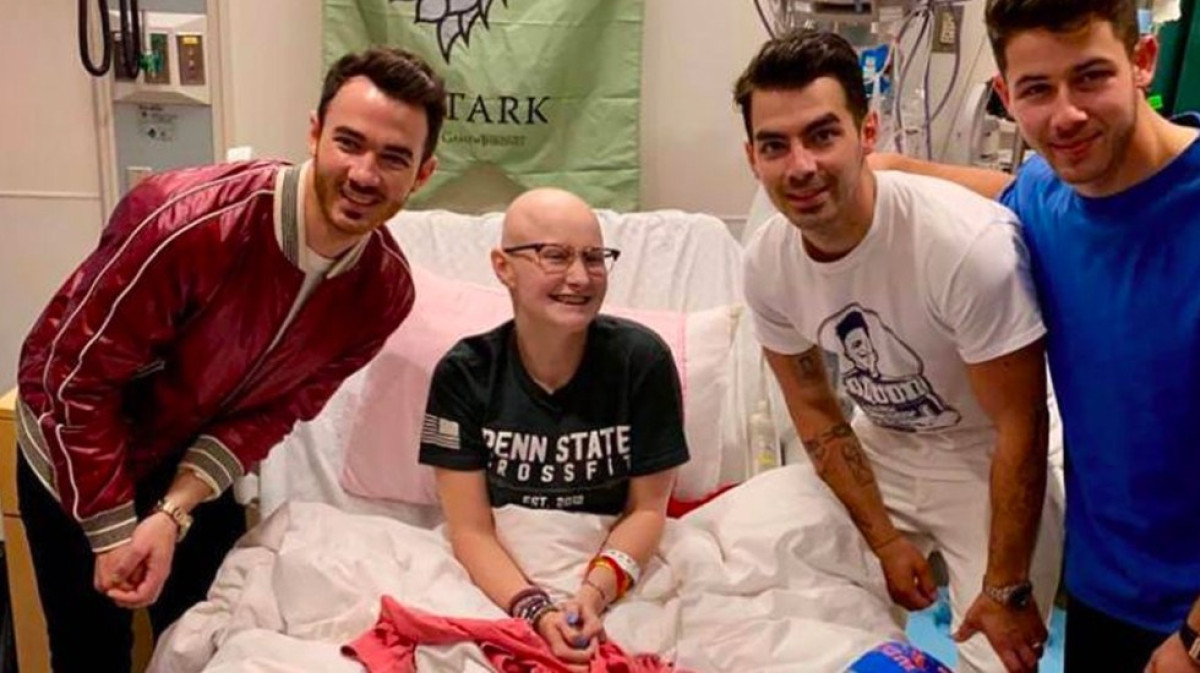 Jonas Brothers visitan a fan con cáncer que no pudo ir al concierto
