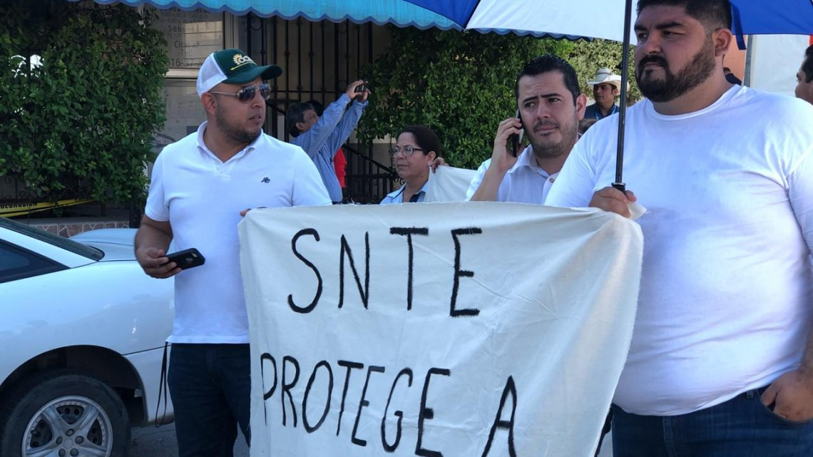 Marchan maestros para exigir seguridad 