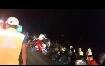 Vuelca autobús con migrantes en Oaxaca: hay 10 heridos